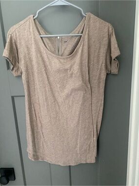 GAP Short Sleeve Scoop Neck Top in Taupe
